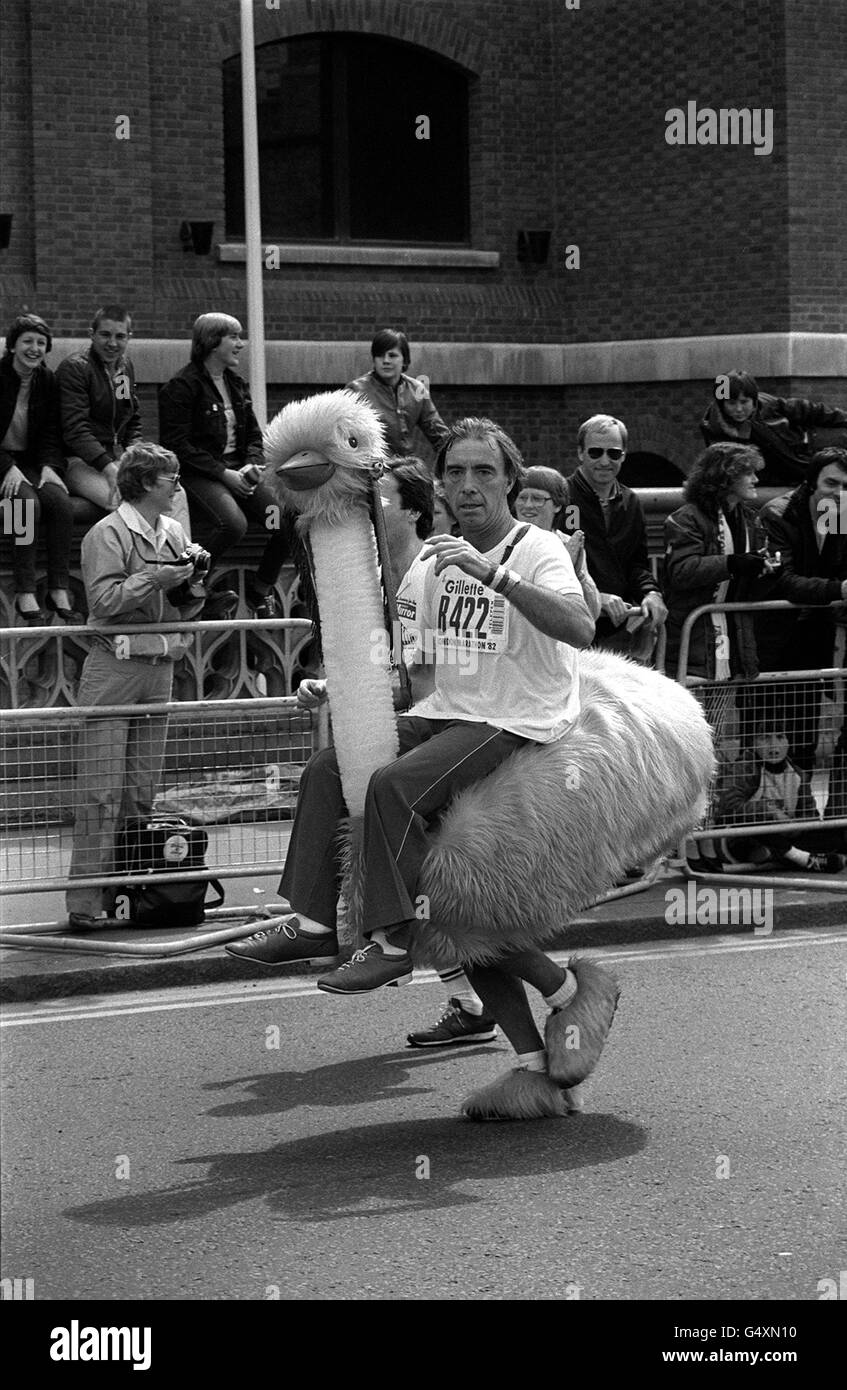 PA photo 9/5/1982 Bernie Clifton lors du Marathon de Londres 1982. Banque D'Images