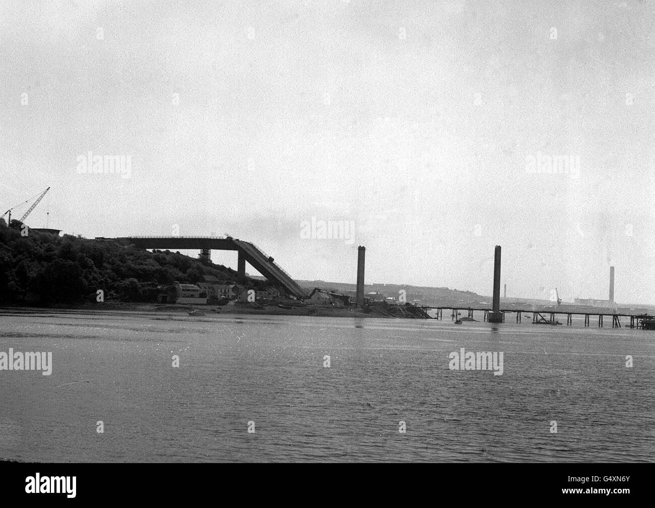 Le pont en partie construit qui s'est effondré à Milford Haven, dans le Pembrokeshire, où quatre hommes ont été tués et huit autres blessés dans un plongeon de 100 pieds sur terre. Une partie du pont est tombée sur des maisons voisines, mais personne n'a été blessé. Banque D'Images