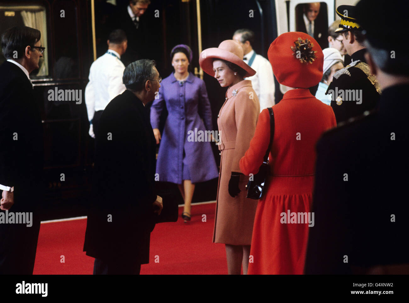 La reine Elizabeth II salue l'empereur Hirohito du Japon à la gare Victoria. La princesse Margaret est vue s'en prendre au train. Banque D'Images