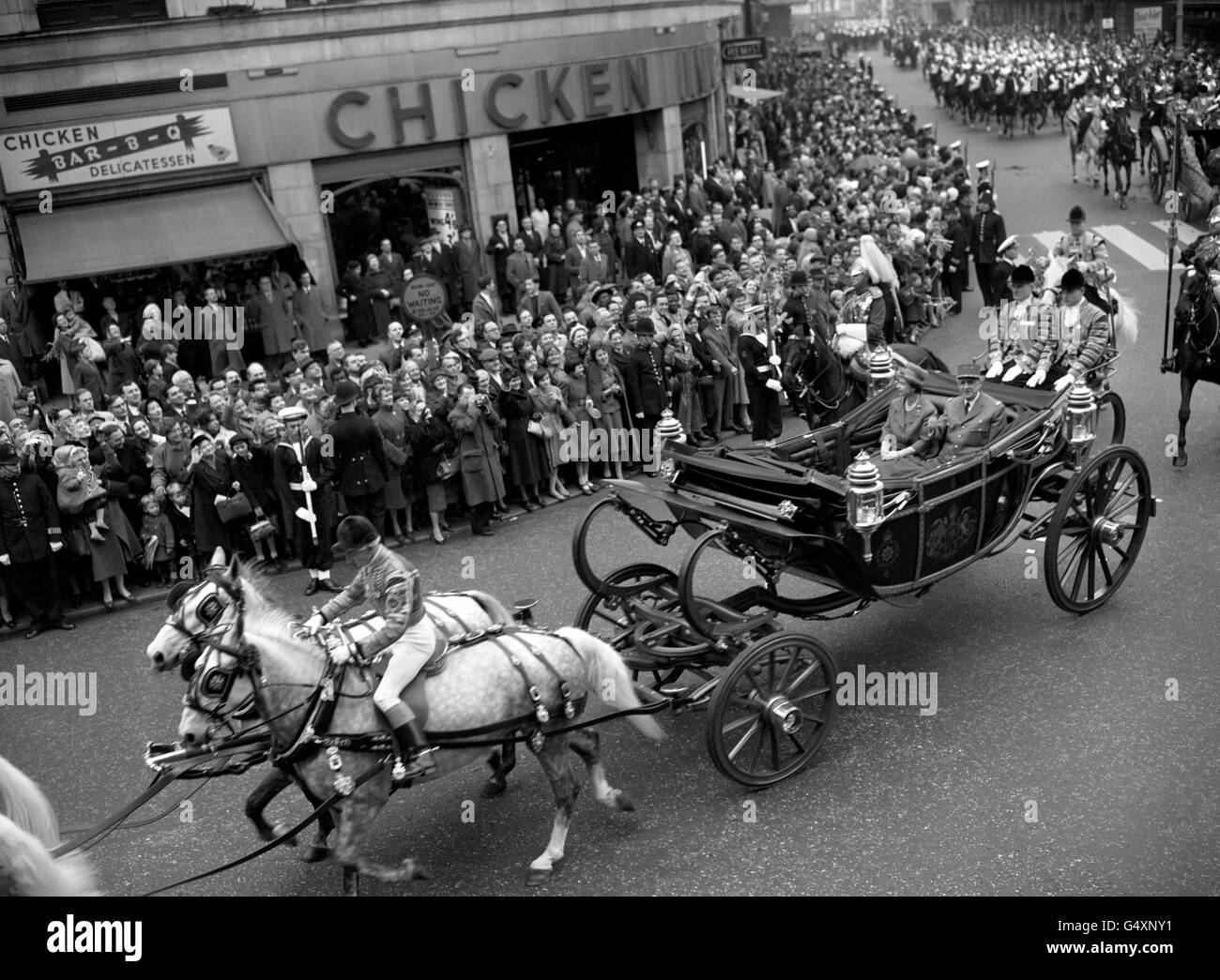 La reine Elizabeth II et le président Charles de Gaulle de France quittent la gare Victoria en une calèche sur leur trajet de procession jusqu'au palais de Buckingham. Banque D'Images