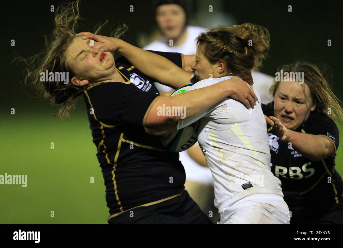 Marlie Packer en Angleterre et Heather Lockhart en Écosse (à gauche) lors du match des RBS 6 Nations à Lasswade RFC, Midlothian. Banque D'Images