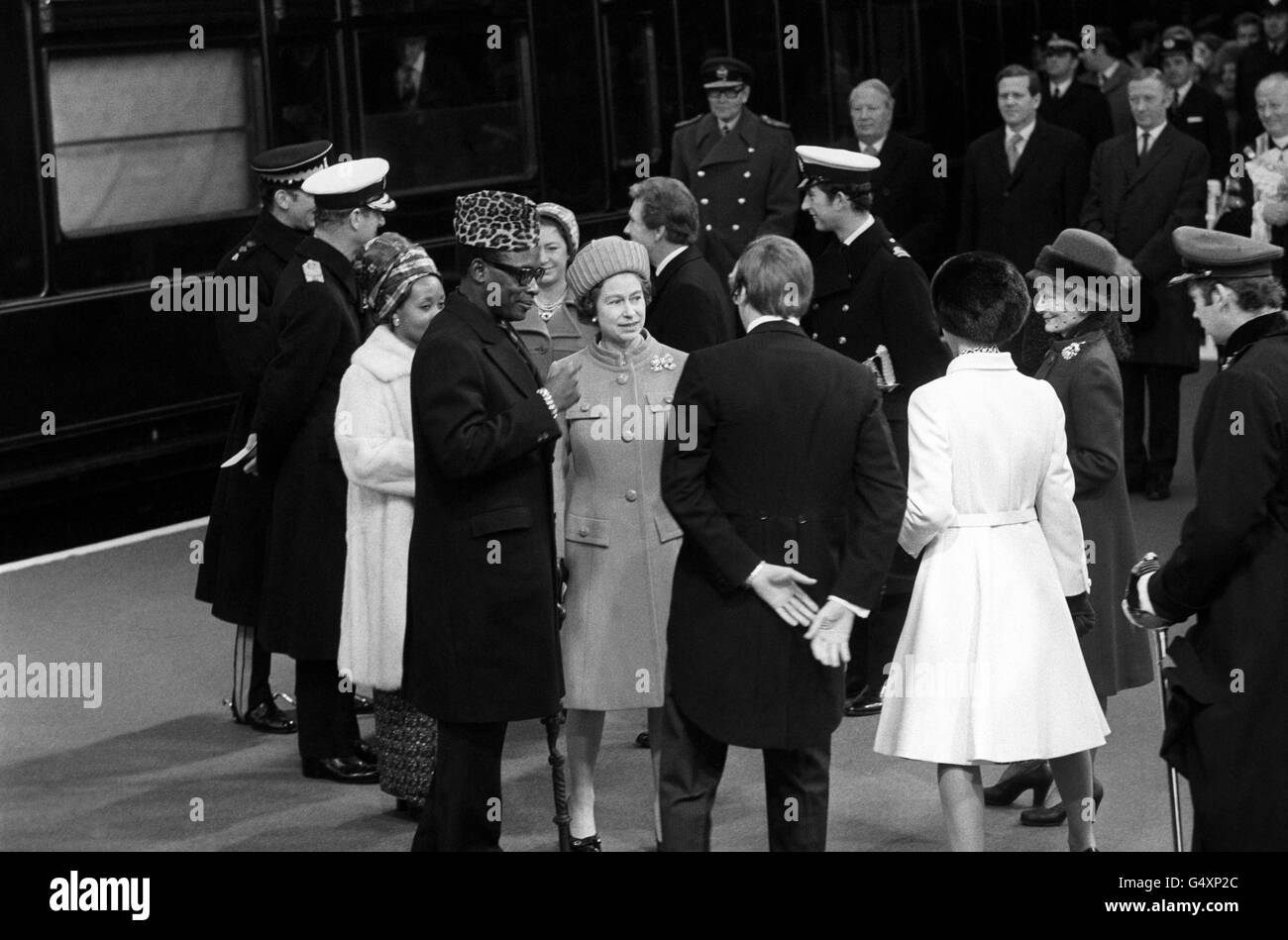 Le Président Mobutu du Zaïre et son épouse sont accueillis par la reine Elizabeth II dans le train royal Banque D'Images