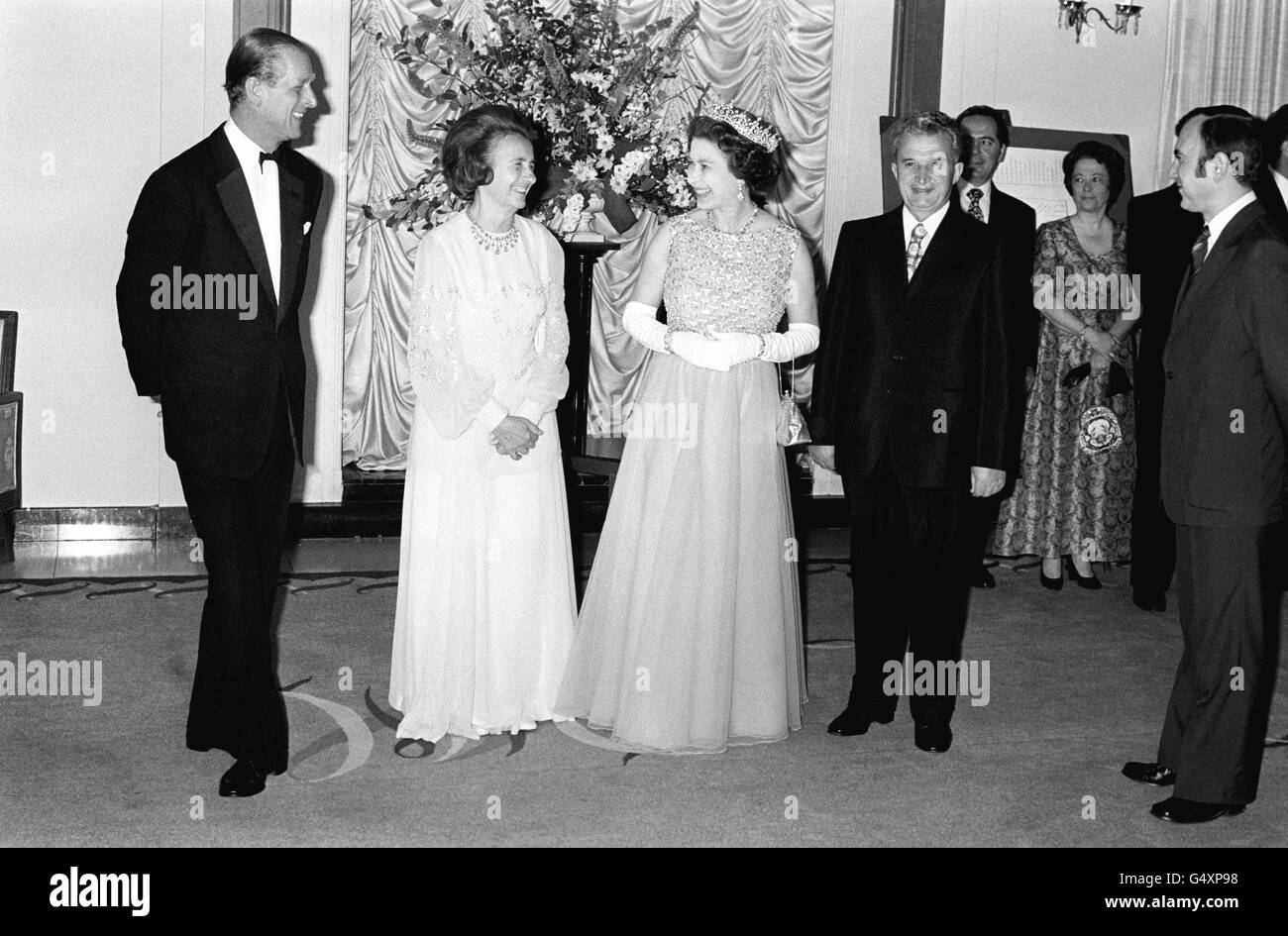 La reine Elizabeth II et le duc d'Édimbourg avec le président Nicolae Ceausescu de Roumanie et sa femme Madame Elena Ceausescu à Claridge à Londres quand le président et Madame Ceausescu ont donné un banquet en l'honneur de la reine et du prince Philip. C'est la première visite d'État d'un chef d'État communiste. Banque D'Images