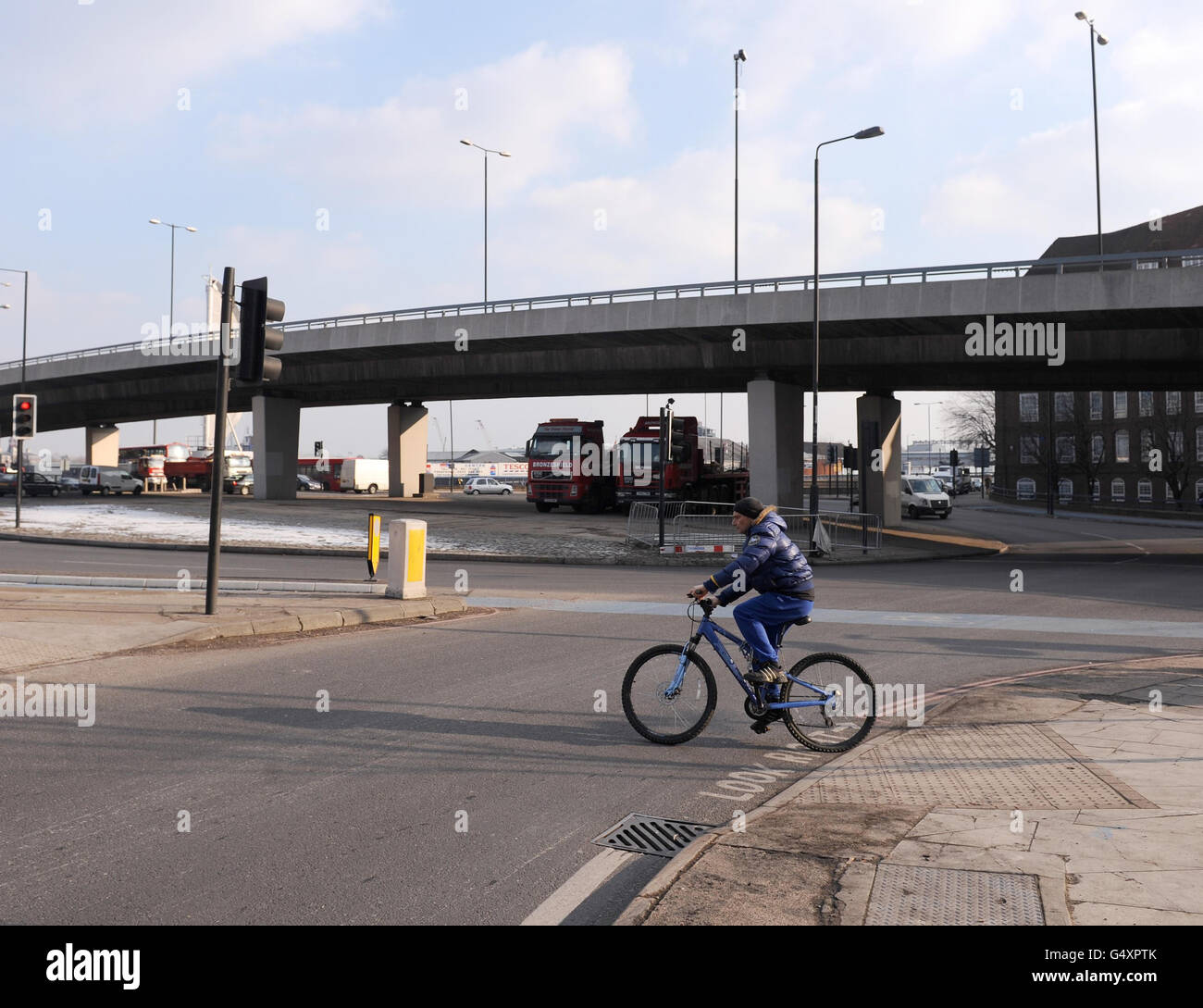 Une vue générale du rond-point de l'échangeur de Bow, à Bromley-by-Bow, dans l'est de Londres, alors que le premier des 500 intersections à être revu dans le cadre des changements visant à améliorer la sécurité du cycle ont été annoncés aujourd'hui, y compris des suggestions de donner aux vélos un « départ anticipé » aux feux de signalisation verts. Banque D'Images