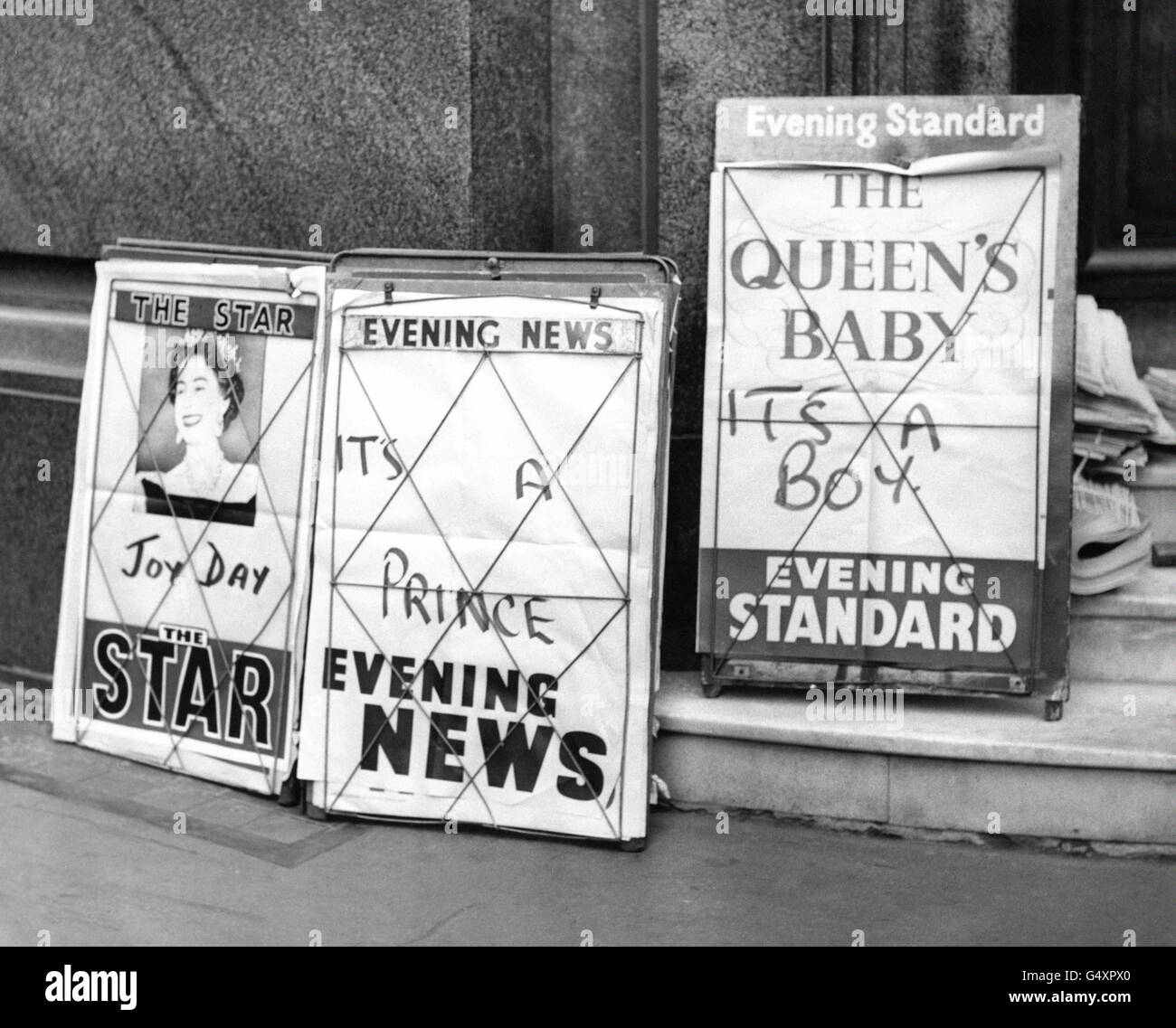 Les pancartes des journaux de Fleet Street racontent aux Londoniens la bonne nouvelle que la Reine ait donné naissance à un second fils - le premier bébé à être né à un souverain régnant pendant 102 ans. Banque D'Images