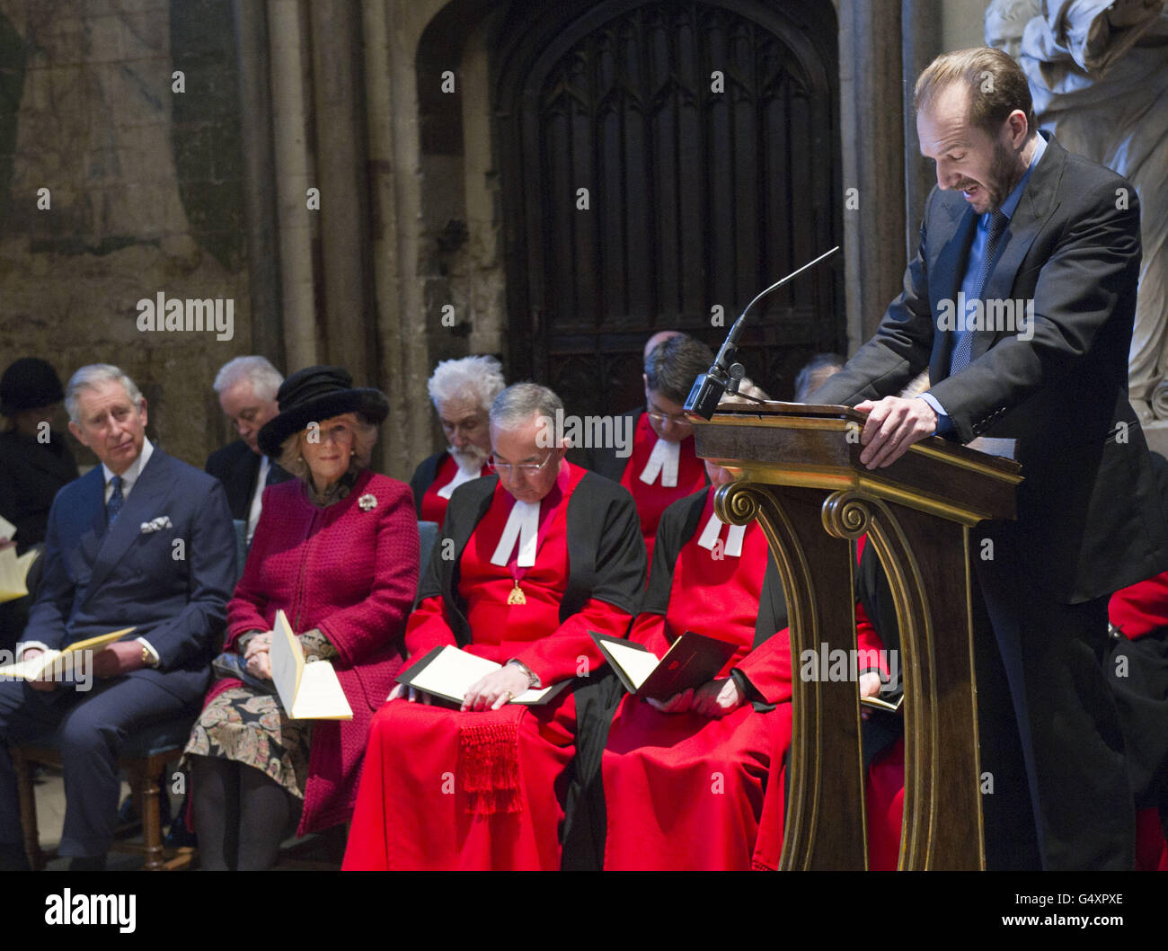 L'acteur Ralph Fiennes lit un passage de la Maison sombre lors d'une cérémonie à l'abbaye de Westminster, à Londres, pour marquer le bicentenaire de la naissance de Charles Dickens. Banque D'Images