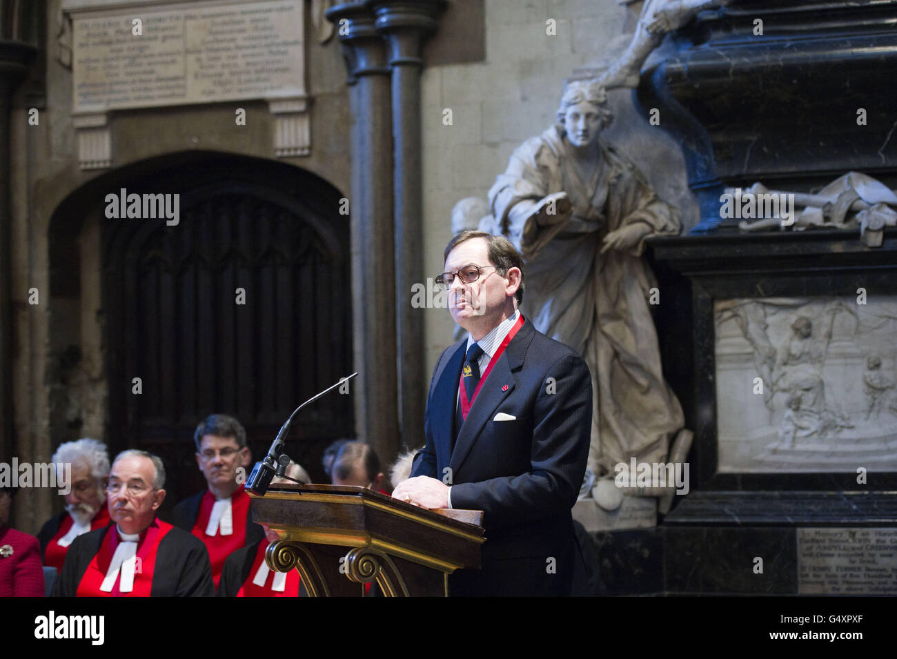 Mark Dickens, grand petit-fils de Charles Dickens, parle lors d'une cérémonie à Westminster Abbey, Londres, pour marquer le bicentenaire de la naissance de l'auteur. Banque D'Images