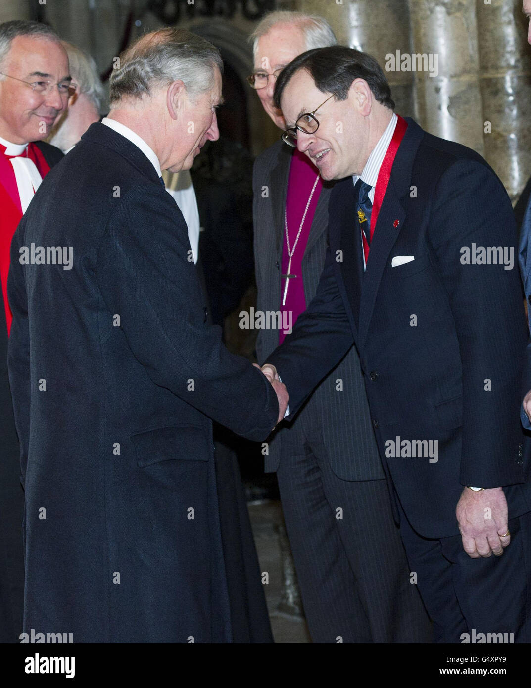 Mark Dickens, grand petit-fils de Charles Dickens, rencontre le prince de Galles après une cérémonie à Westminster Abbey, Londres, pour marquer le bicentenaire de la naissance de l'auteur. Banque D'Images