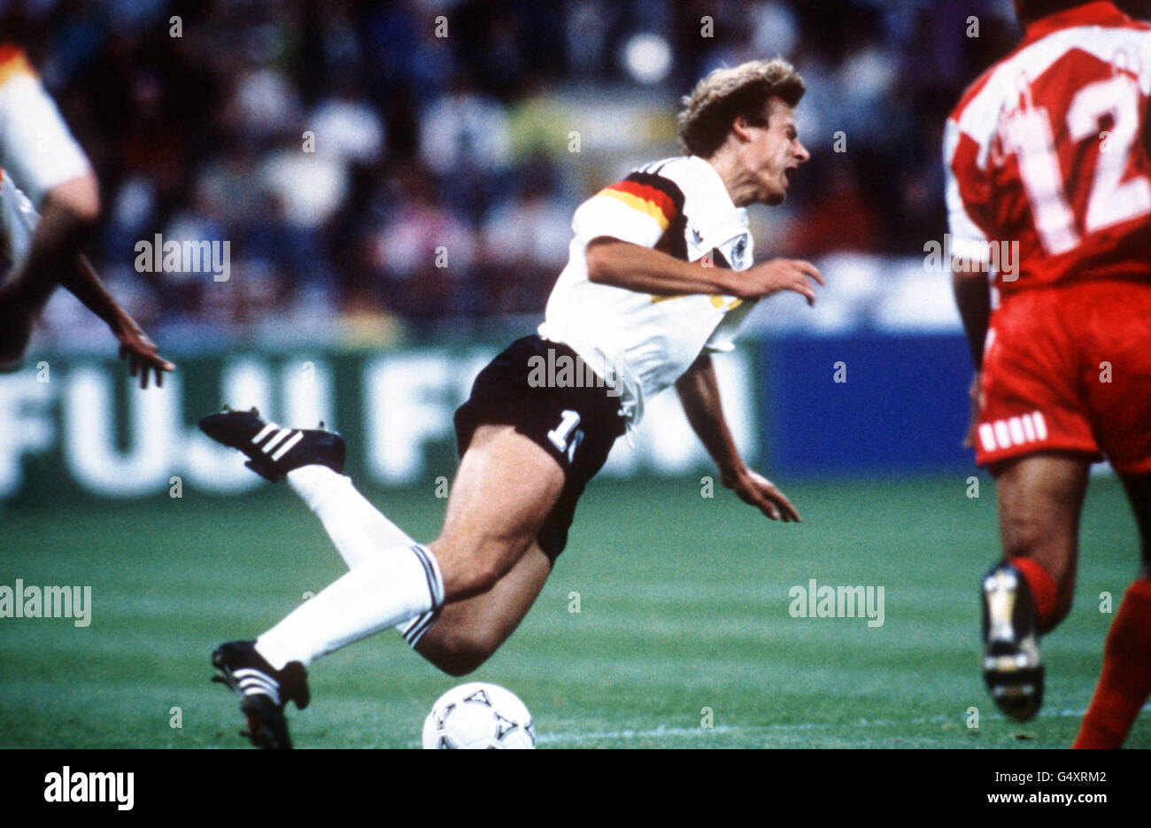 Football - coupe du monde Italia 90 - Groupe D - Allemagne de l'Ouest / Émirats arabes Unis.Le Jurgen Klinsmann en Allemagne de l'Ouest est abattu par un homme invisible Banque D'Images