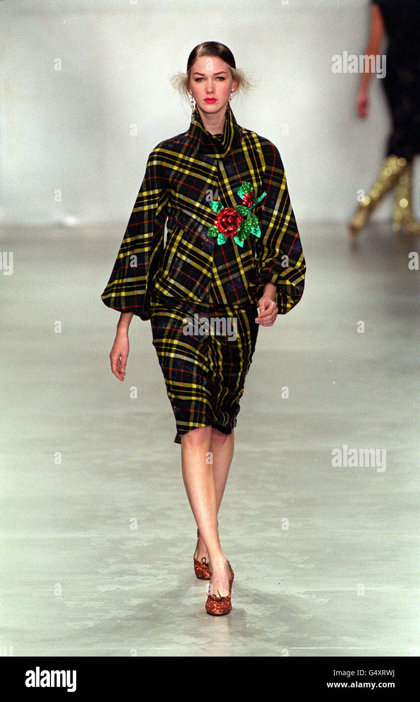 Semaine de Fahion de Londres Ribeiro.Un modèle porte une création de la collection de créateurs Clements Ribeiro pendant la semaine de mode de Londres. Banque D'Images