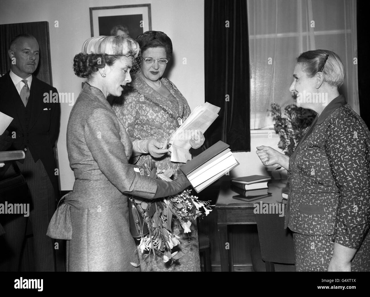 La duchesse de Gloucester ouvre le nouveau siège social du Collège royal des sages-femmes à Mansfield Street, dans l'ouest de Londres.La duchesse est vue examiner un d'une collection de livres liés en cuir portant l'écusson du Collège qui était un cadeau au collège.En arrière-plan est Mlle N B Deane, présidente du Collège Banque D'Images