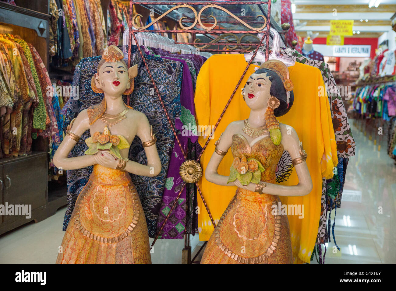 L'Indonésie, de Java, Yogyakarta, des magasins de la rue commerçante Malioboro, vente de vêtements batik Banque D'Images