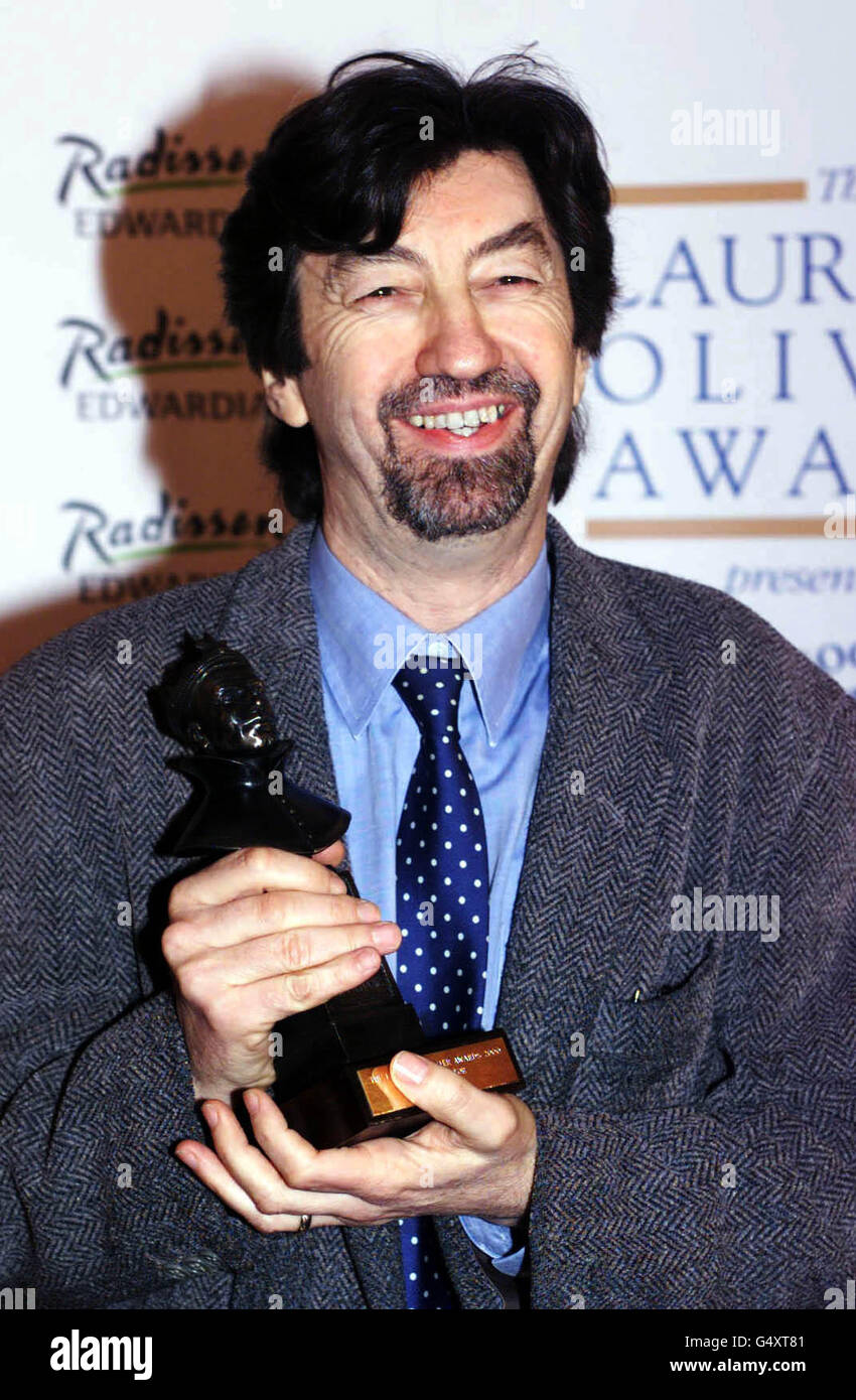 Le réalisateur Trevor Nunn a reçu le prix du meilleur réalisateur de l'acteur Alan Bates lors des Laurence Olivier Awards 2000 au Lyceum Theatre de Londres. Banque D'Images