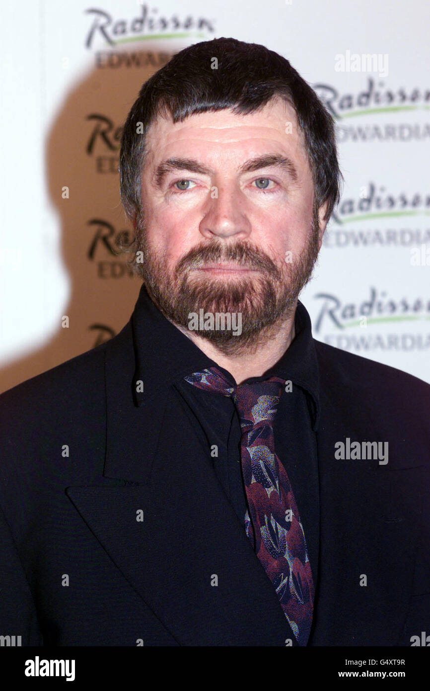 Acteur Alan Bates lors des Laurence Olivier Awards 2000 au Lyceum Theatre de Londres. * 19/3/03: Alan Bates, star de tout, de la cuisine-évier drames à Hollywood blockbusters, a reçu son chevalier de la Reine. Sa grande rupture est venue avec la pièce de John Osborne, look Back in Anger en 1956, qui a conduit à plusieurs offres de films, y compris un premier accord hollywoodien qu'il a refusé. Sir Alan, 69 ans, se voyait comme un acteur « dangereux » et préférait la griseté des films britanniques à la fastueuse Hollywood. Ses 45 films comprennent le Entertainer (1960), A Kind of Loving (1962), Georgy Girl (1966), Banque D'Images