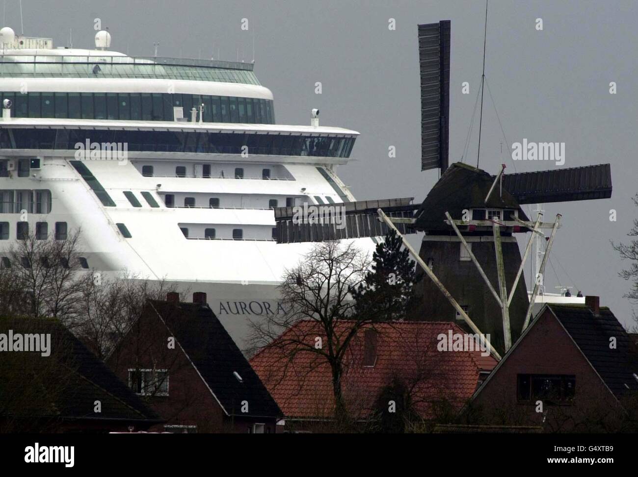Nouveau Super Liner de P&O l'Aurora de 200 millions de 76,000 tonnes, laissant le triage Meyer Werft à Papenburg, dans le nord de l'Allemagne, flotter sur le fleuve EMS pour commencer des essais en mer. Banque D'Images