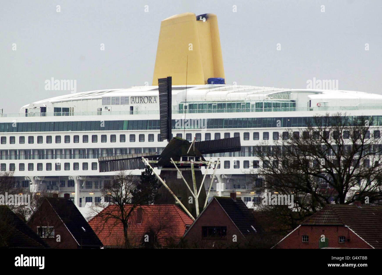 Nouveau Super Liner de P&O l'Aurora de 200 millions de 76,000 tonnes quittant le triage Meyer Werft à Papenburg, dans le nord de l'Allemagne, pour être flottant sur le fleuve EMS pour commencer des essais en mer. Banque D'Images