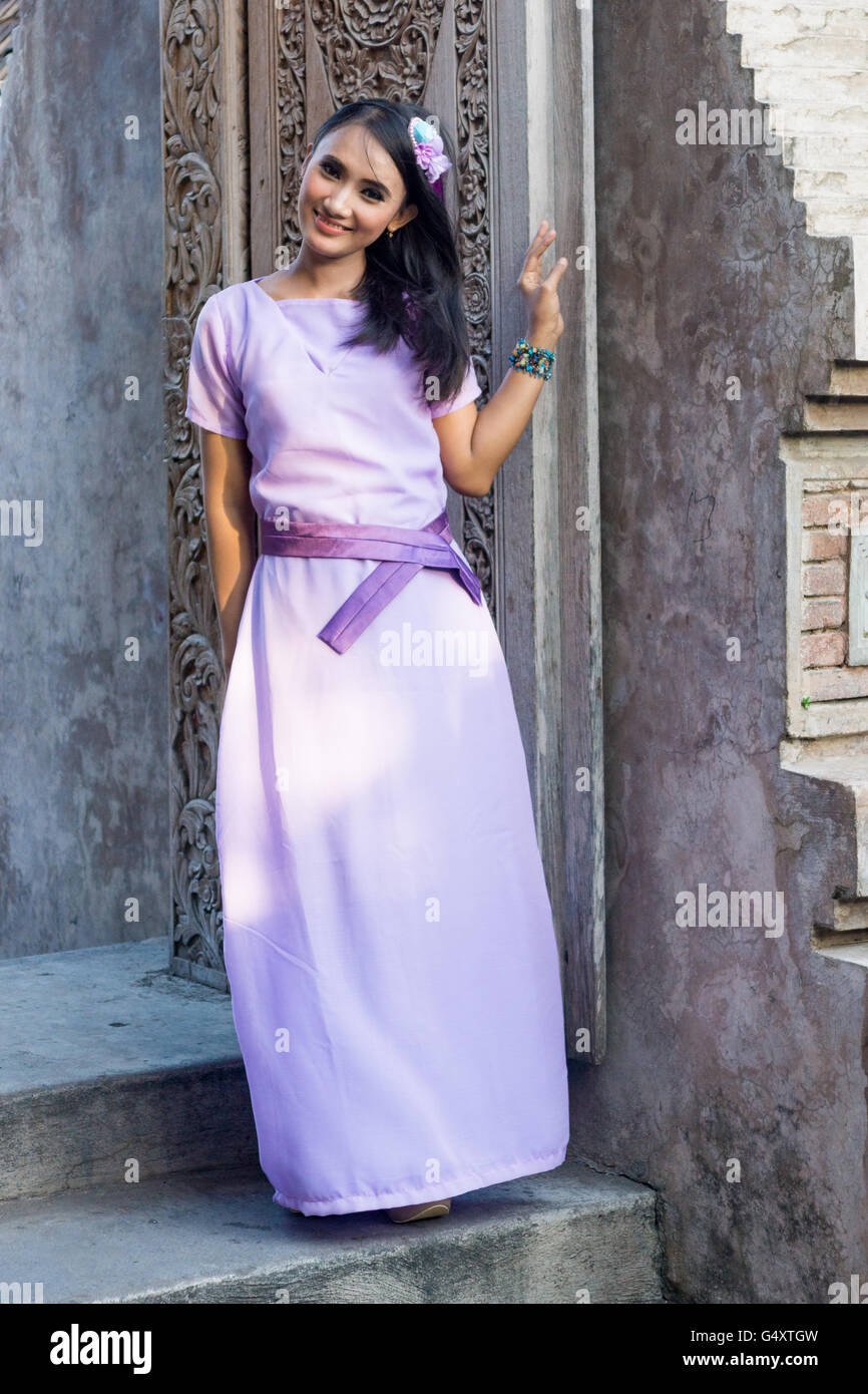 L'Indonésie, de Java, Yogyakarta, scène de rue - woman posing in belle robe Banque D'Images