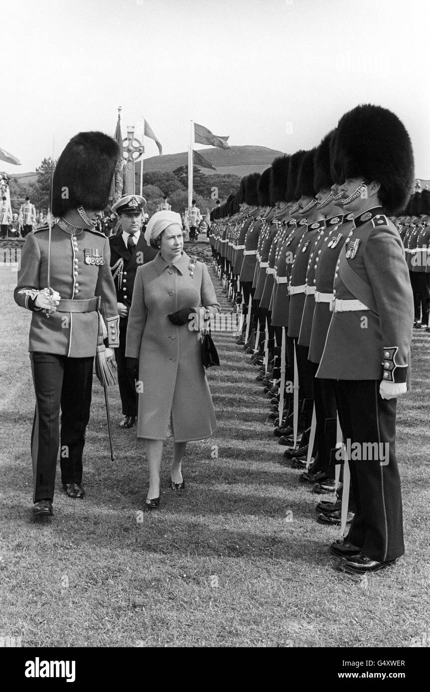 La reine Elizabeth II inspecte une garde d'honneur fournie par la garde néo-écossaise du 1er Bataillon, lorsqu'elle a assisté aux célébrations du millénaire du Tynwald, l'assemblée législative de l'île de Man.Il est prétendu être le plus ancien organe parlementaire continu du monde. Banque D'Images