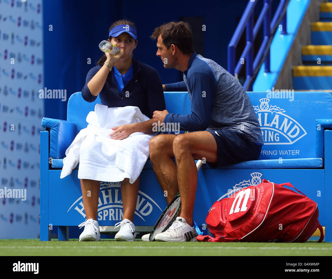 Laura Robson, de Grande-Bretagne, parle à son entraîneur avant de prendre sa retraite de son match de qualification contre Madison Brengle aux États-Unis à l'AEGON International 2016 à Devonshire Park, Eastbourne. APPUYEZ SUR ASSOCIATION photo. Date de la photo: Dimanche 19 juin 2016. Voir PA Story TENNIS Eastbourne. Le crédit photo doit être lu : Gareth Fuller/PA Wire.pendant la partie de qualification de l'AEGON International 2016 au parc Devonshire, à Eastbourne. APPUYEZ SUR ASSOCIATION photo. Image Banque D'Images