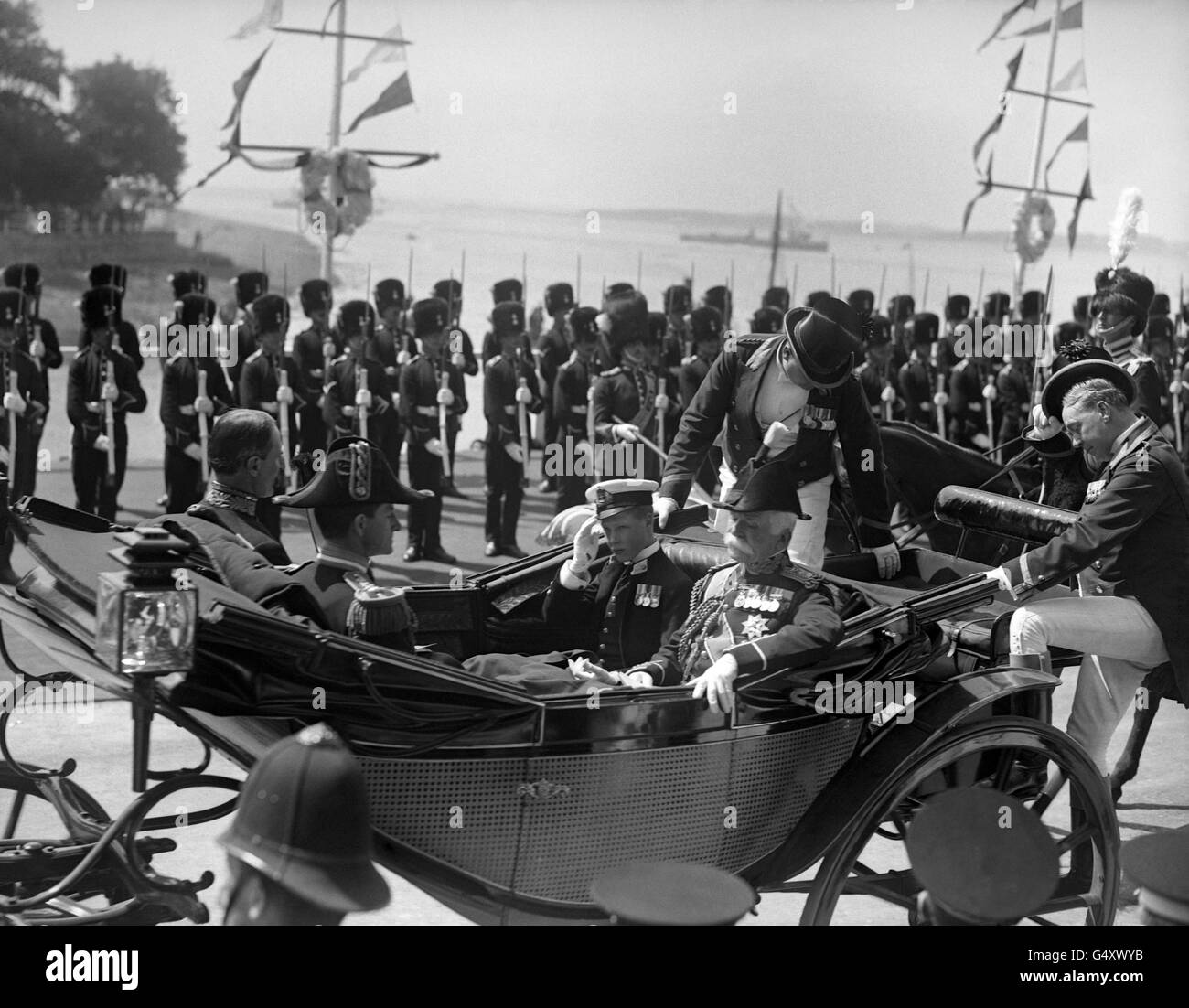 Le prince de Galles arrive en calèche avec Lord Carrington au château de Caernarfon pour son investiture. Banque D'Images