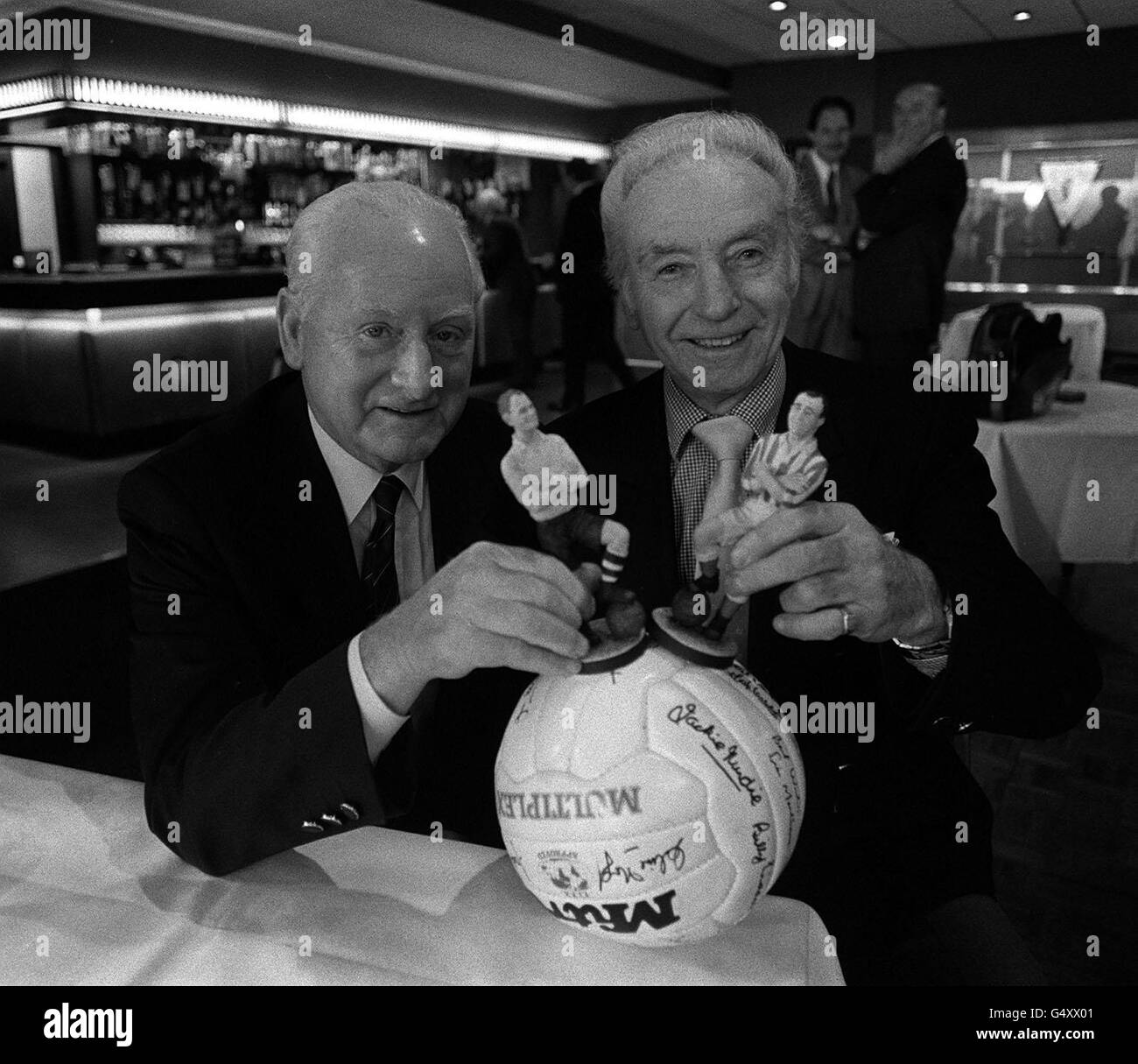 Deux des stars du football d'Angleterre d'antan - le légendaire Tom Finney (à gauche) et Sir Stanley Matthews, photographiés à Old Trafford lors du lancement de l'Art of Sport qui rend hommage aux anciens géants du jeu. Banque D'Images
