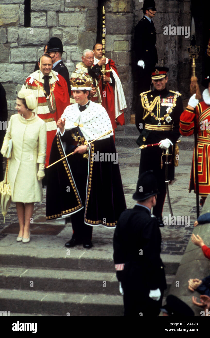 La reine Elizabeth II présente son fils, le prince de Galles, à la porte du roi au château de Caernarfon après son investiture. Banque D'Images