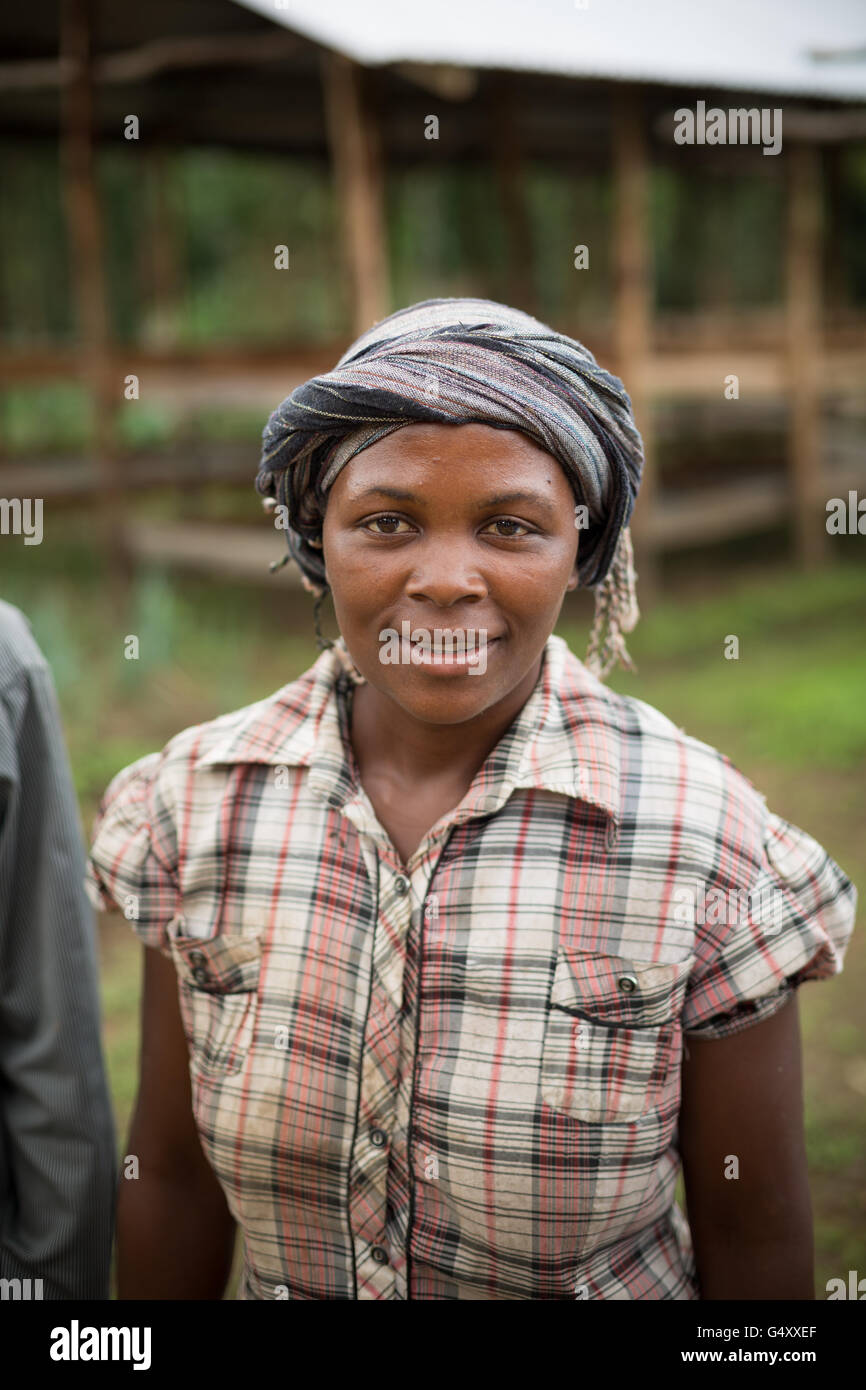 Une femme en milieu rural du district de Kasese, Ouganda, Afrique de l'Est. Banque D'Images