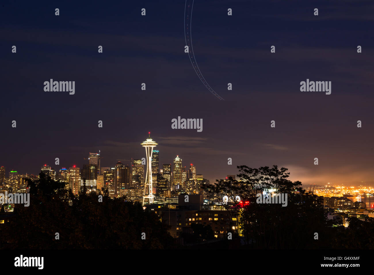États-unis, Washington, Seattle, dans la nuit avec une vue de la Space Needle, le Space Needle est un 184 mètres de haut, la vue et le restaurant tower Banque D'Images