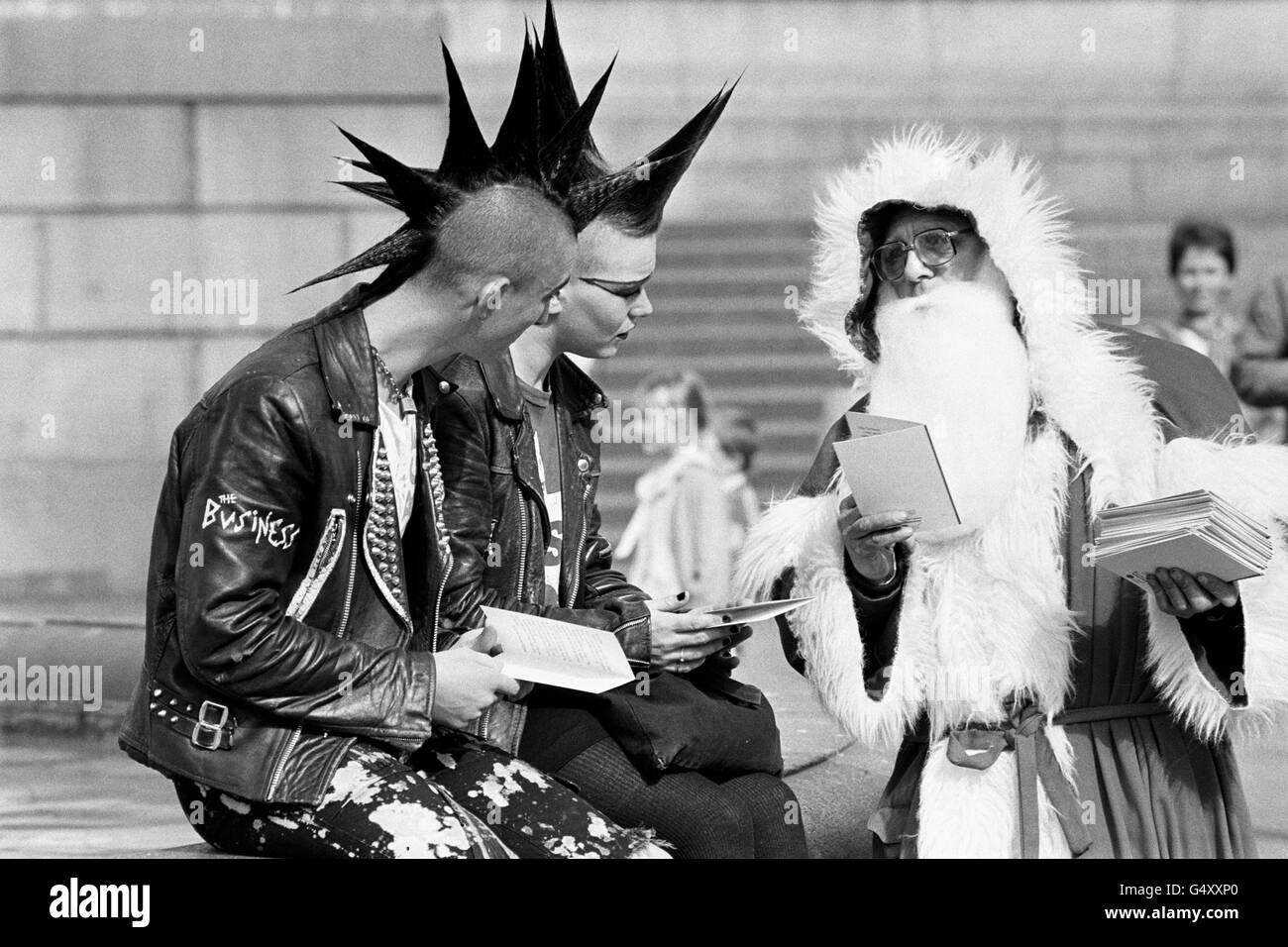 250, 000 pour les organismes de bienfaisance pour enfants. Milkmen à travers le pays offrira un paquet de six cartes pour 50p, avec une pinte de lait supplémentaire et un jeton spécial Kellogg. Banque D'Images 250, 000 pour les organismes de bienfaisance pour enfants. Milkmen à travers le pays offrira un paquet de six cartes pour 50p, avec une pinte de lait supplémentaire et un jeton spécial Kellogg. Banque D'Images