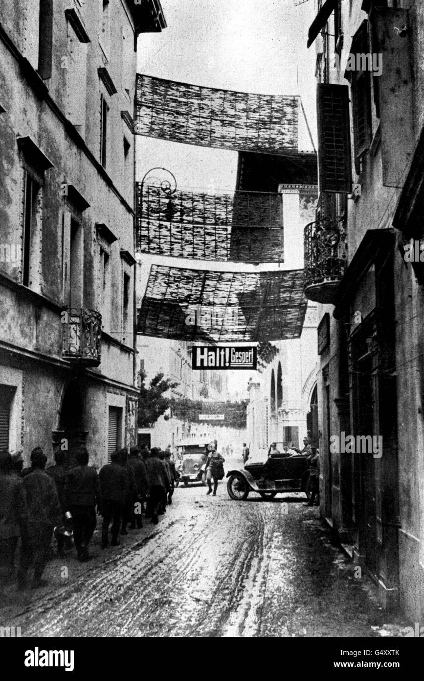 Photo de L'ACTUALITÉ PA 1916: La première Guerre mondiale. Comment les Autrichiens s'efforcent de protéger Gorizia contre les coquilles italiennes... matelas en fil de fer résistant aux bombes étirés dans l'une des rues principales. Banque D'Images