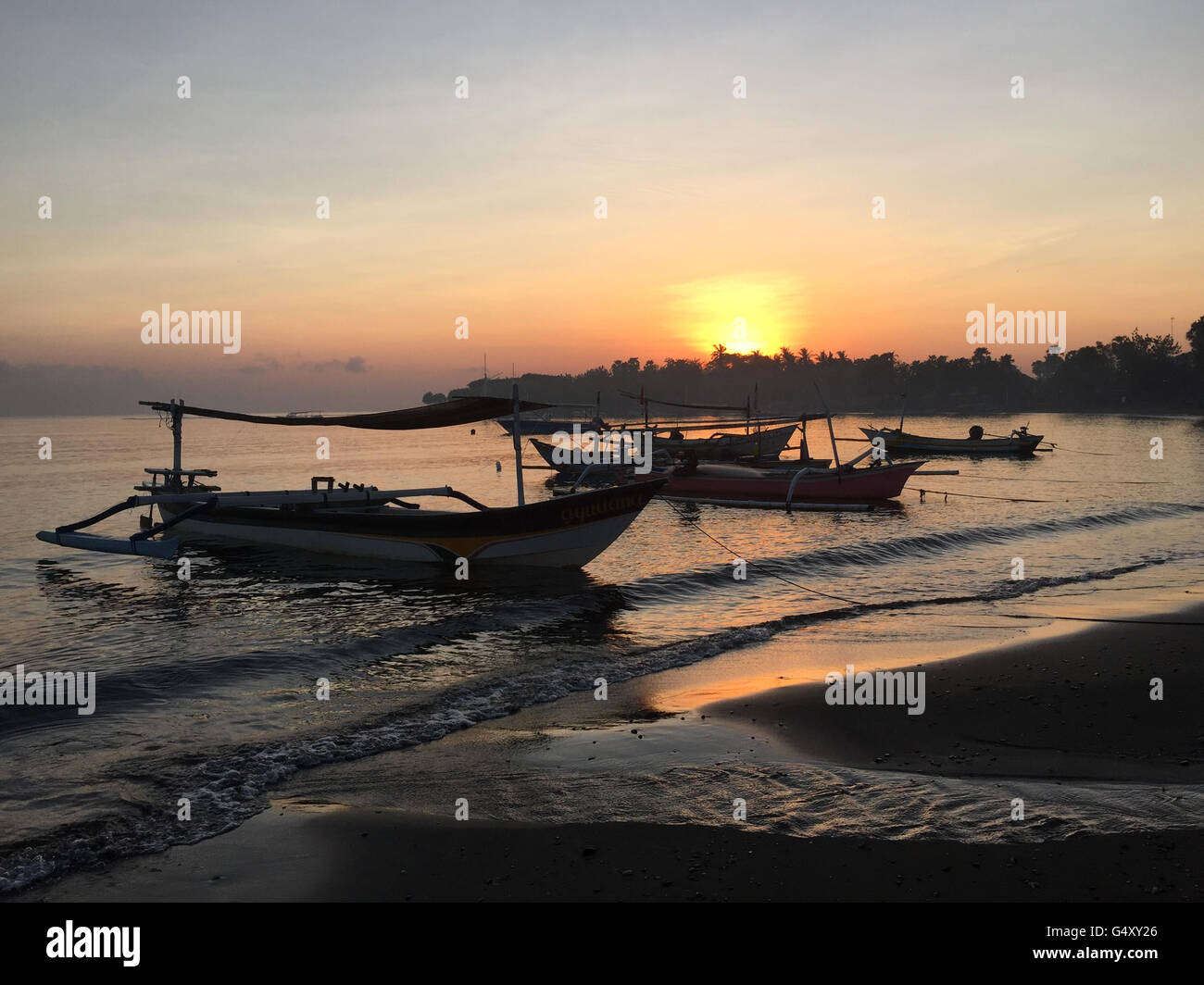 L'INDONÉSIE, Bali, à Buleleng, bateaux de pêche sur le lac de Bali au lever du soleil Banque D'Images