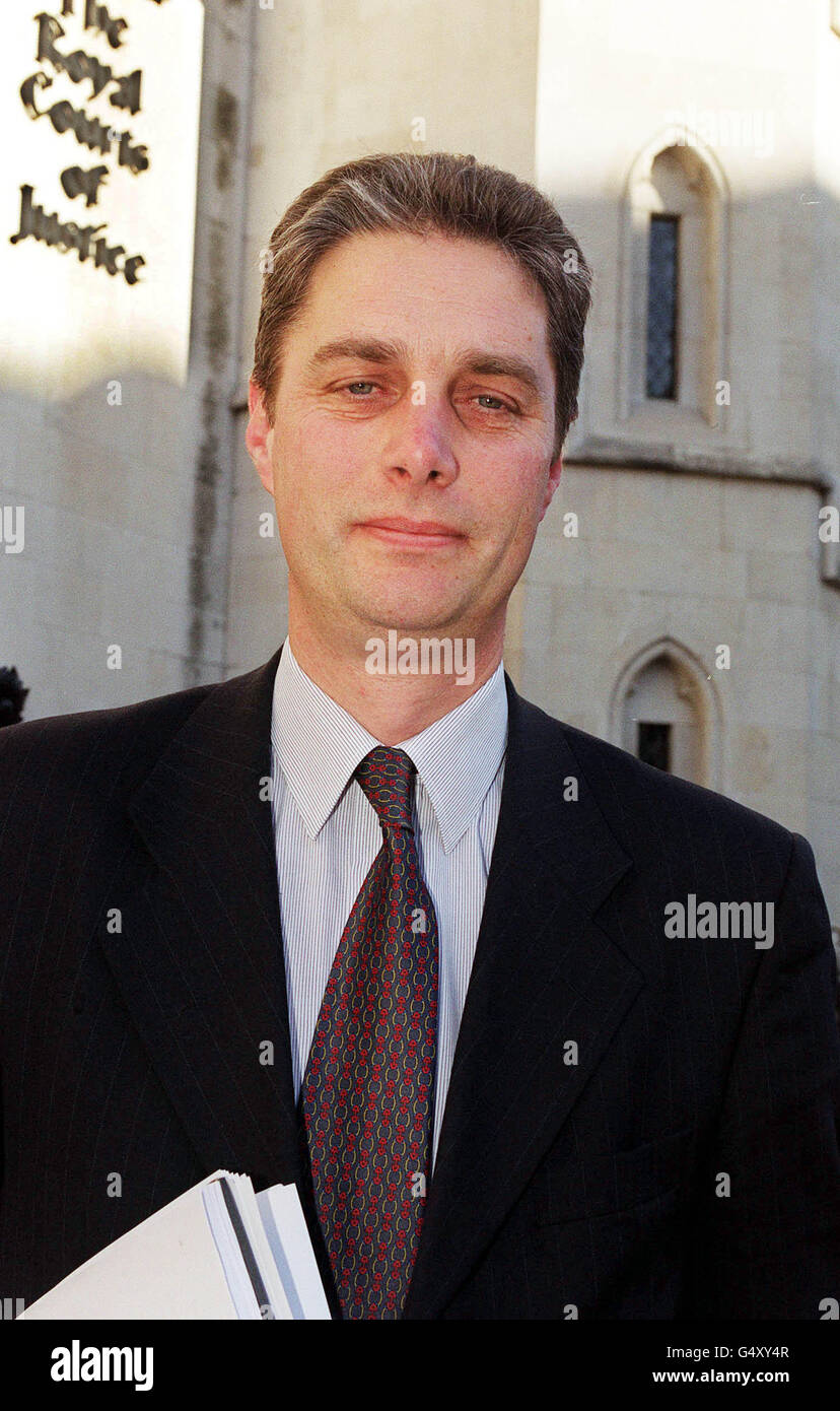 Keith Jones, registraire de l'Université de Nottingham, devant la haute Cour, après qu'un juge ait statué que le pionnier des tubes à essai, le Dr Simon Fishel, avait profité d'une pratique privée utilisant le personnel de l'université, avant son départ de l'université en 1997. *le Dr Fishel, décrit par M. le juge Elias comme un éminent scientifique ayant une réputation internationale, doit payer ses anciens employeurs universitaires jusqu'en 400,000. Banque D'Images