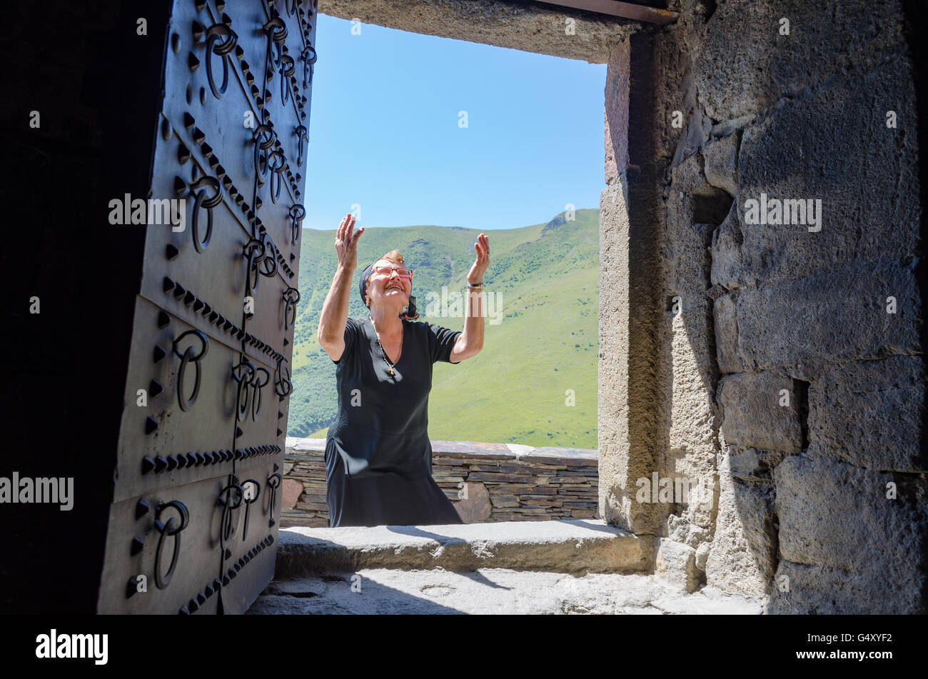 Mzcheta-Mtianeti Stepanzminda, Géorgie, Tsminda Sameba,, porte d'entrée, vue depuis le monastère de cette femme en prière Banque D'Images