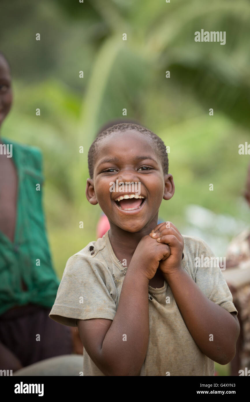 Un enfant heureux dans les régions rurales du district de Kasese, Ouganda, Afrique de l'Est. Banque D'Images