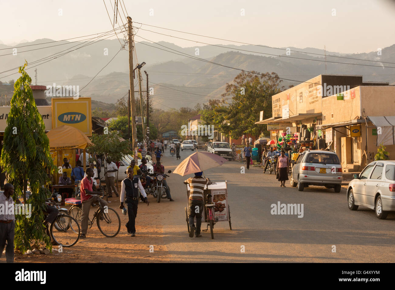 Des Monts Rwenzori s'élever au-dessus de la ville de Kasese, Ouganda En Ouganda, l'Afrique de l'Est. Banque D'Images