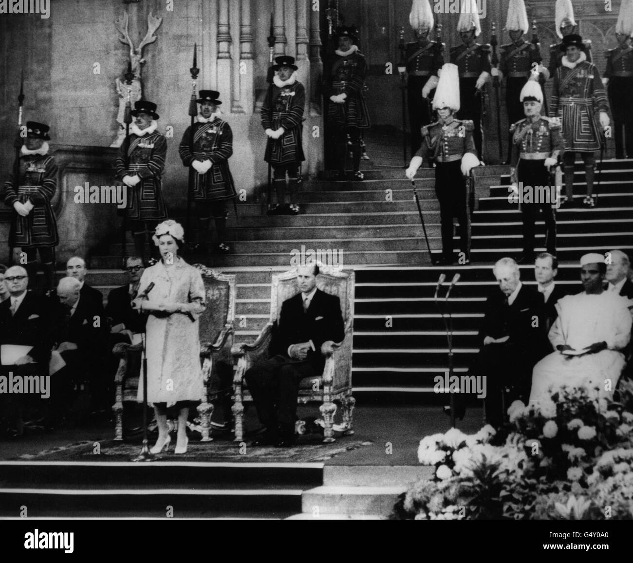 *numérisation basse résolution à partir de la version imprimée* la reine Elizabeth II inaugurait la septième conférence d'après-guerre de l'Association du Parlement du Commonwealth à Westminster Hall. Assis au centre est le duc d'Édimbourg et à droite Harold Macmillan, le premier ministre. Banque D'Images