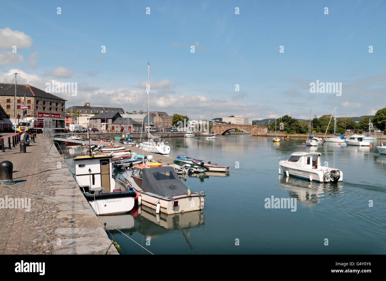 Afficher le long de Davitts Quay et la petite collection de bateaux dans Dungarvan Co., Waterford, Irlande (Eire). Banque D'Images