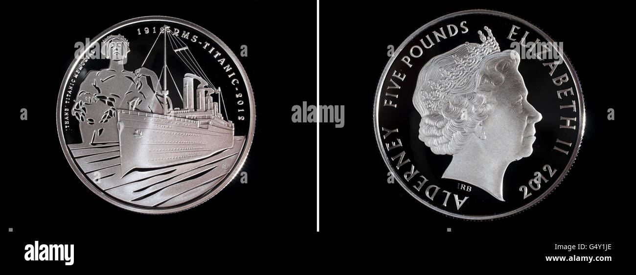Les deux côtés de la monnaie royale et livre 5 pièce en souvenir du 100e anniversaire du premier voyage de RMS Titanic, qui est sorti aujourd'hui. Banque D'Images