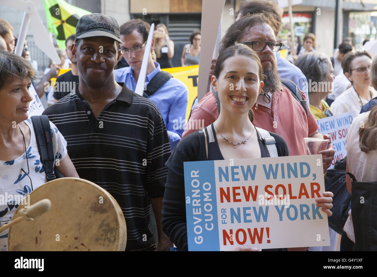 Rally et mars pour l'énergie renouvelable dans l'État de New York lors d'une audience publique sur la question tenue à New York. Banque D'Images