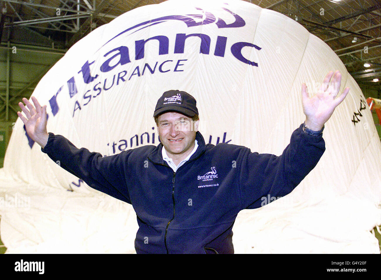 David Hempleman-Adams vérifie son ballon « The Britannia Challenge » au centre sportif de Whitchurch à Bristol. David espère être la première personne à traverser le pôle Nord dans un ballon à air chaud. Banque D'Images