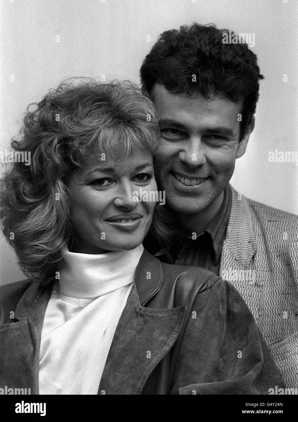 Actresse Stephanie Beacham, 36 ans, à Londres avec l'acteur Richard Morant, son homme principal dans la nouvelle série majeure ITV en 13 parties 'Connie' de Central TV.Stephanie, qui a joué Rose dans 'Tenko', prend le rôle titre dans le drame qui a été tourné à Nottingham. Banque D'Images