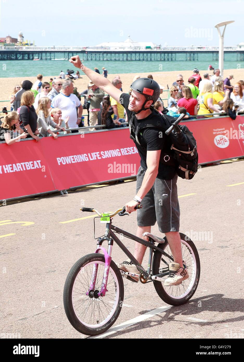 EDITORIAL UTILISEZ UNIQUEMENT UN cycliste franchit la ligne d'arrivée à Brighton après avoir pris part à la British Heart Foundation's 41e Londres à Brighton en vélo, appuyé par Tesco et Jaffa. Banque D'Images