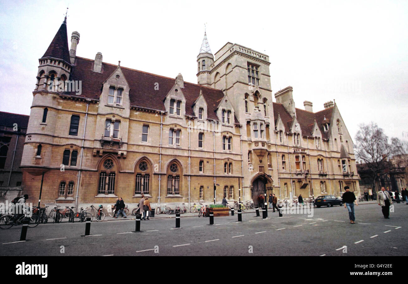 Balliol College de l'université d'Oxford. La police et les ambulanciers paramédicaux ont été appelés au collège 12/3/00, où ils ont découvert le corps grièvement blessé de James Ferrada, 20 ans, qui avait plongé à 40 pieds de l'immeuble. Ferrada est mort de blessures massives à la tête. * à l'hôpital John Radcliffe de la ville. Un ami étudiant de 20 ans, M. Ferrada, est interrogé au sujet de l'incident. Banque D'Images