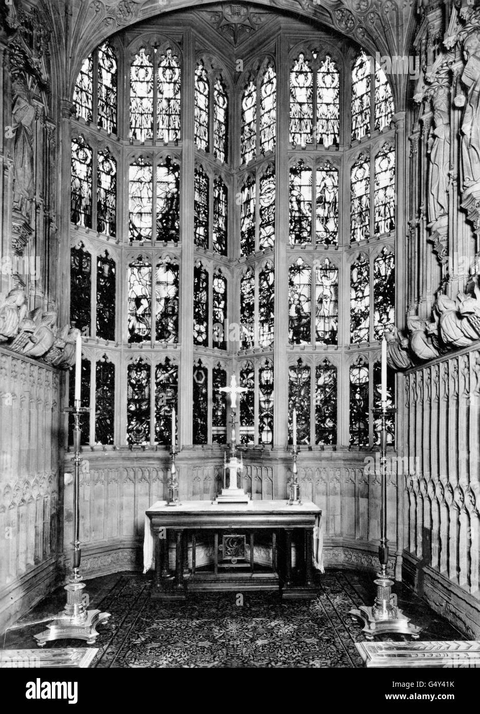 La Chapelle du souvenir à « quelques » de l'abbaye de Westminster, qui, par leur sacrifice, a tourné la marée de la Seconde Guerre mondiale dans la « bataille d'Angleterre ». La fenêtre en vitraux, de Hugh Easton, contient les insignes des escadrons de chasseurs qui ont participé à la bataille. Banque D'Images