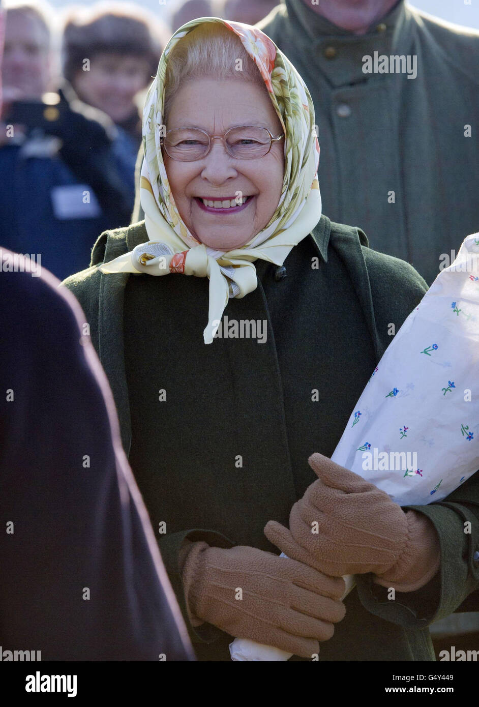 La reine Elizabeth II après avoir planté un arbre dans le bois du jubilé de diamant sur le domaine de Sandringham à Norfolk pour marquer son jubilé de diamant. Banque D'Images