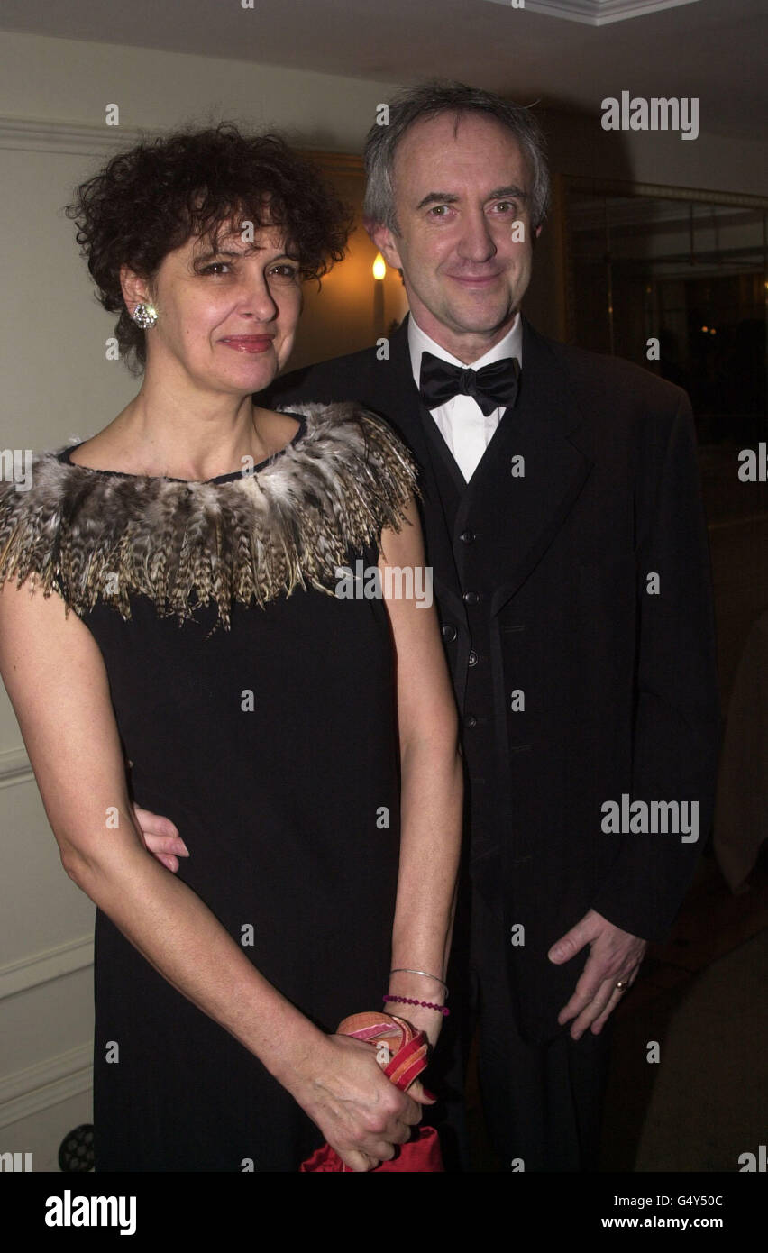 L'acteur britannique Jonathan Pryce avec sa partenaire Kate Fahy arrive au Evening Standard British film Awards, qui s'est tenu à l'hôtel Savoy de Londres. Banque D'Images