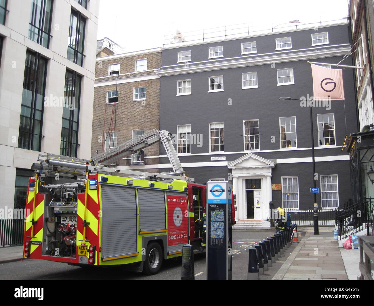 Les pompiers assistent à la scène à Grafton Street, Londres, après qu'un incendie ait éclaté vers 5h30 dans un bâtiment de cinq étages. Banque D'Images