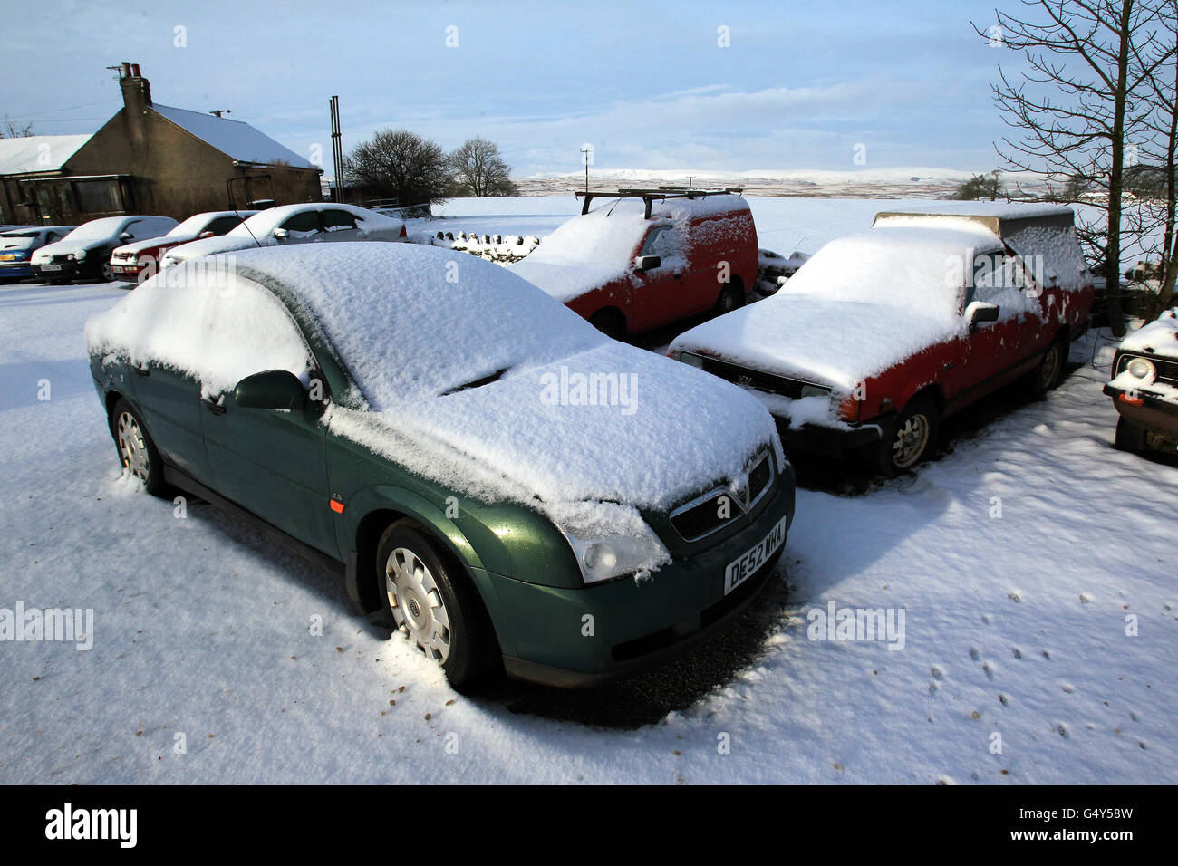Les voitures sont couvertes de neige à Shap, en Cumbria, alors qu'une grande partie de la Grande-Bretagne s'est réveillée sur une couverture de neige après que le grand gel ait entraîné des dénivelés de 16 cm, des avions au sol et causé des perturbations sur les routes et les chemins de fer. Banque D'Images