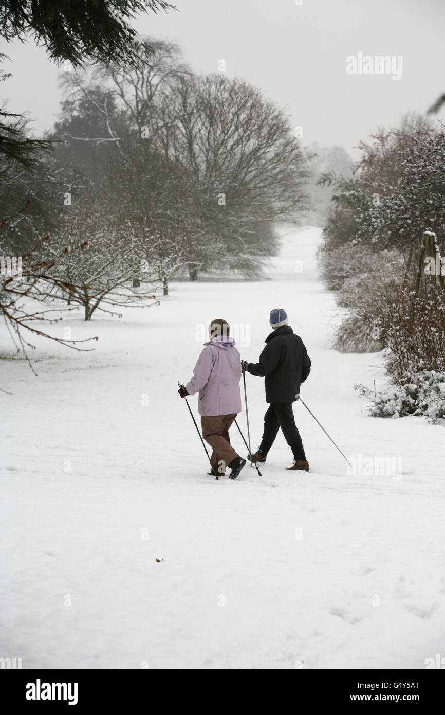 Les marcheurs apprécient la neige dans les jardins botaniques royaux de Kew, dans l'ouest de Londres, tandis que la majeure partie de la Grande-Bretagne s'est réveillée par une couverture de neige après que le grand gel ait entraîné des dépotoirs de 16 cm, des avions au sol et causé des perturbations sur les routes et les chemins de fer. Banque D'Images