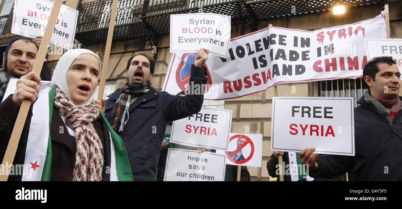 Des manifestants manifestent devant le consulat de Russie à Édimbourg au sujet du veto russe à l'action de l'ONU contre le régime d'Assad en Syrie. Banque D'Images